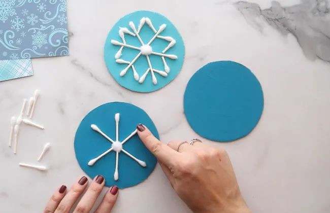 冬季儿童手工《棉签雪花》