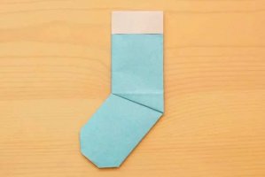 适合幼儿的简单手工折纸袜子(步骤图解)