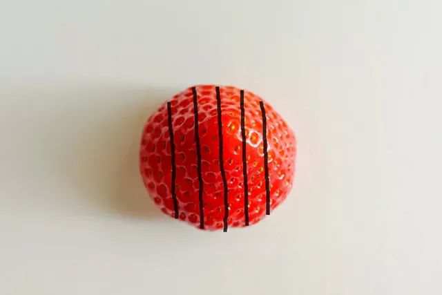 儿童简单好看的水果拼盘：草莓创意拼盘蝴蝶