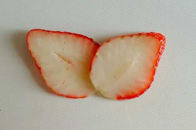 儿童简单好看的水果拼盘：草莓创意拼盘蝴蝶