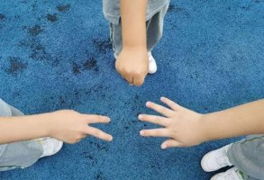 幼儿民间游戏：“剪子、包袱、锤”的多种玩法