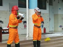 幼儿园中班社会教案《消防叔叔本领大》