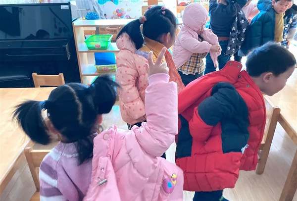 幼儿园中班《穿衣服》教案