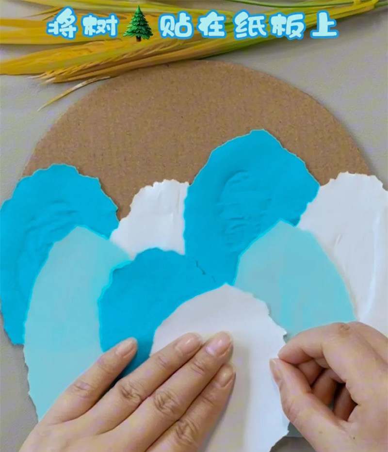 手工撕纸拼贴画《冬日的树林》