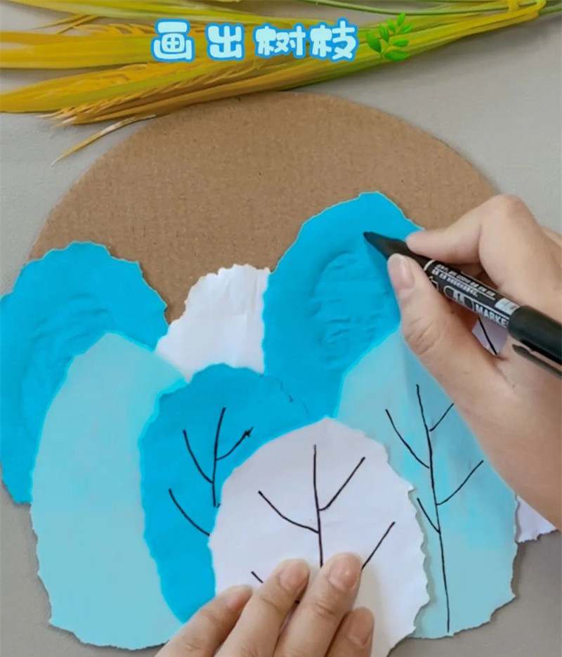 手工撕纸拼贴画《冬日的树林》