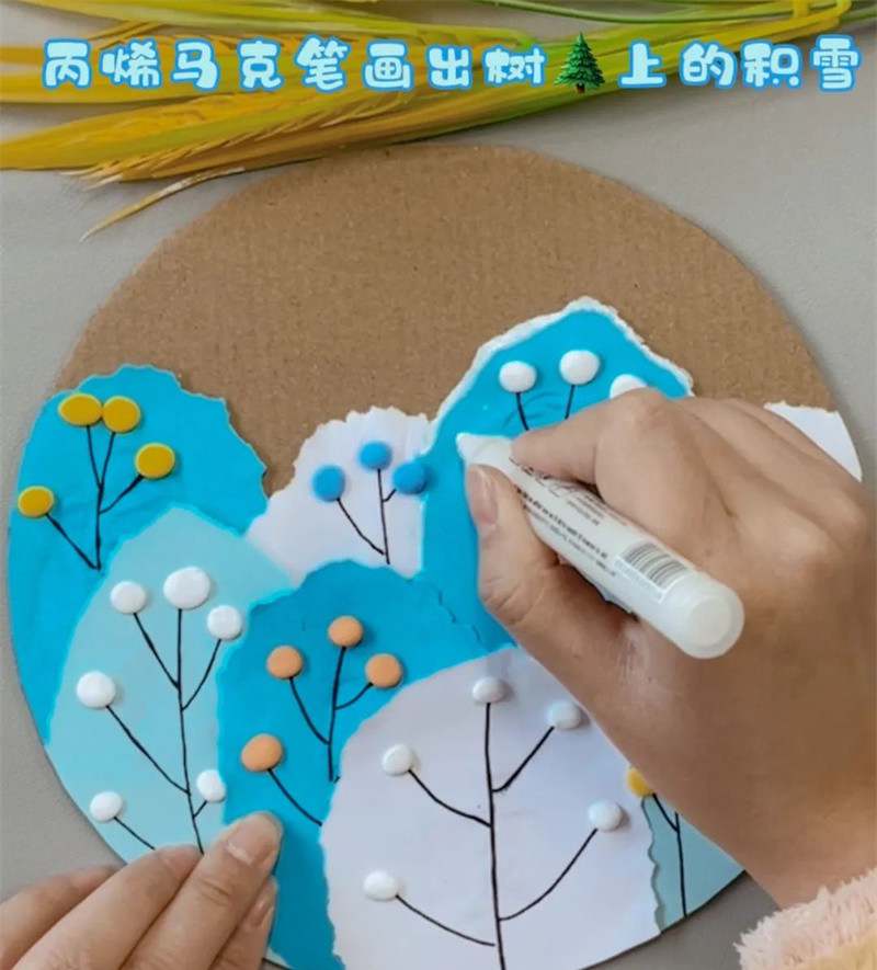 手工撕纸拼贴画《冬日的树林》