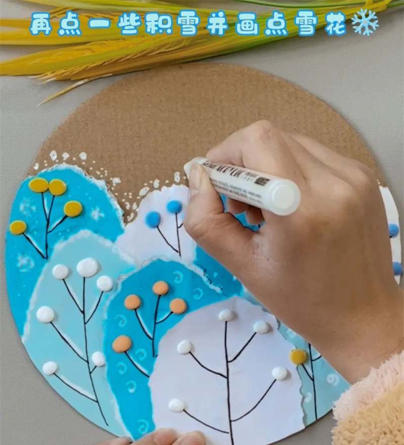 手工撕纸拼贴画《冬日的树林》