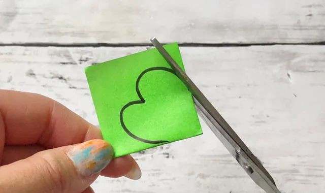 适合幼儿的简单剪纸：剪纸四叶草(步骤图解)