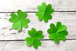 适合幼儿的简单剪纸：剪纸四叶草(步骤图解)