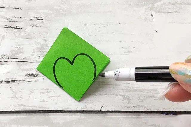 适合幼儿的简单剪纸：剪纸四叶草(步骤图解)