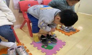 幼儿园小班健康教育教案《学会穿鞋》含反思