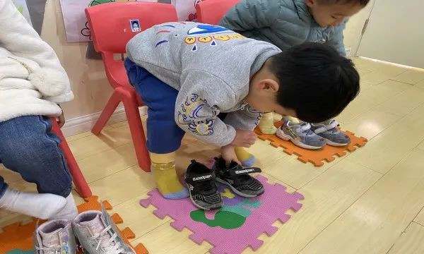 幼儿园小班健康教育教案《学会穿鞋》含反思