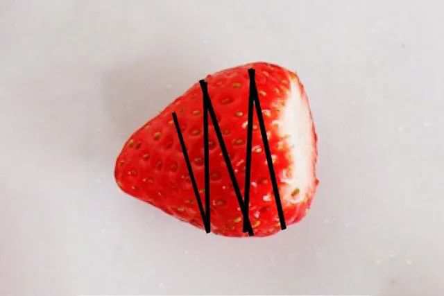 水果拼盘图片简单好看：草莓制作水果拼盘花朵(步骤图解)