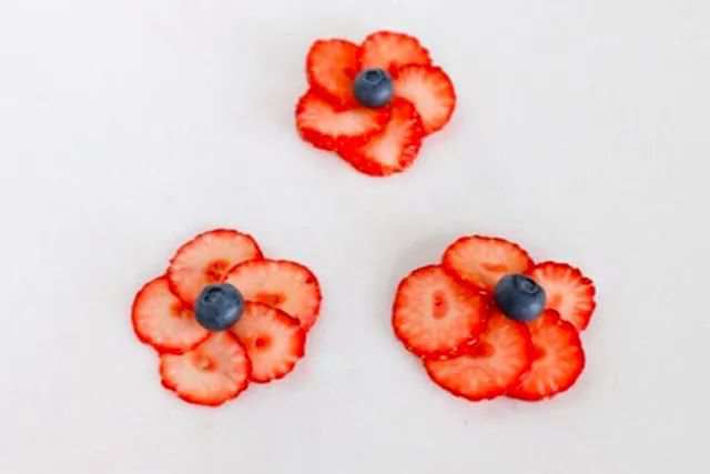 水果拼盘图片简单好看：草莓制作水果拼盘花朵(步骤图解)