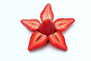 水果拼盘图片简单好看：草莓制作水果拼盘花朵