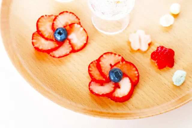 水果拼盘图片简单好看：草莓制作水果拼盘花朵(步骤图解)