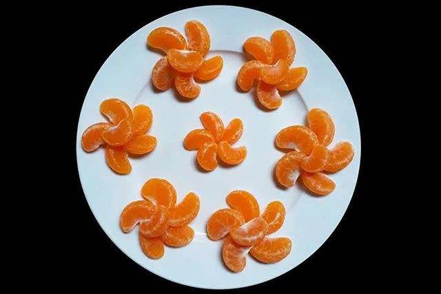 水果拼盘图片简单好看：用橘子做花朵造型水果拼盘