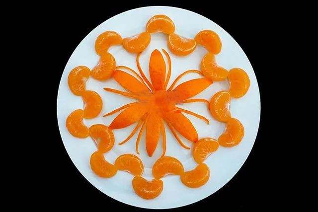 水果拼盘图片简单好看：用橘子做花朵造型水果拼盘