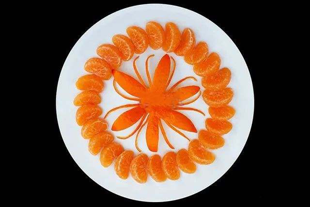 水果拼盘图片简单好看：用橘子做花朵造型水果拼盘