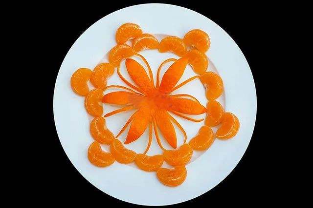 水果拼盘图片简单好看：用橘子做花朵造型水果拼盘