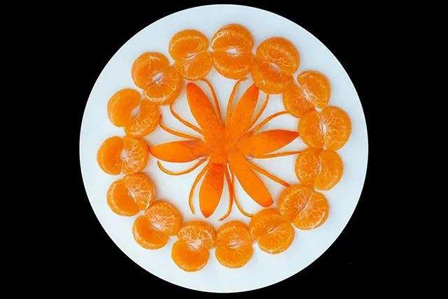 水果拼盘图片简单好看：用橘子做花朵造型水果拼盘