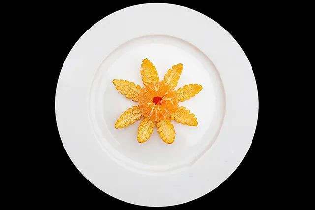 水果拼盘图片简单好看：用橘子做花朵造型水果拼盘