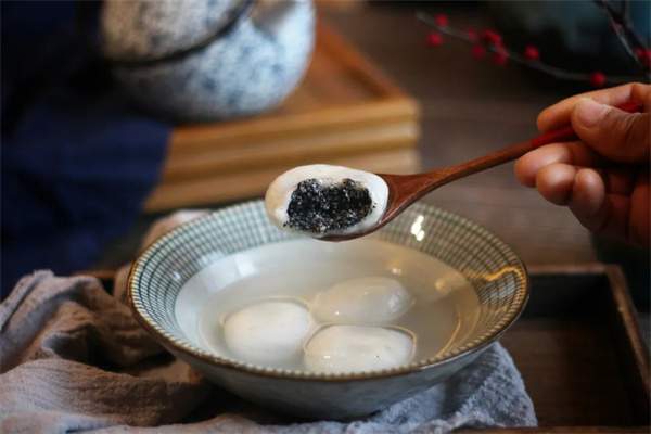 芝麻坚果汤圆
