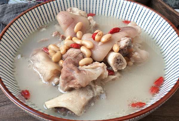 婴儿多大可吃猪蹄汤