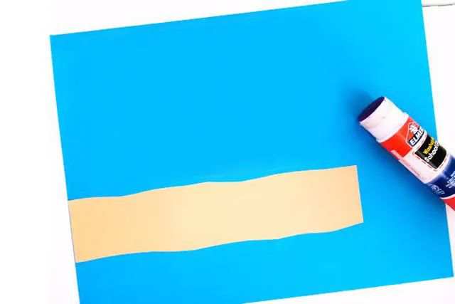 手印画手工制作：拼贴画树上的小鸟(步骤图解)