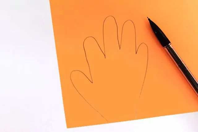 手印画手工制作：拼贴画树上的小鸟(步骤图解)