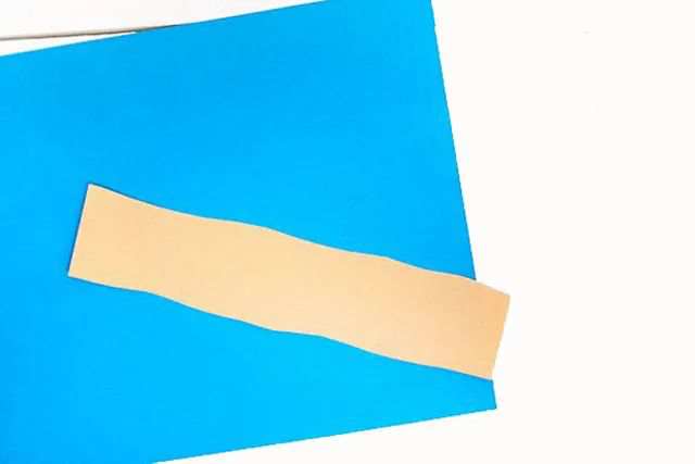 手印画手工制作：拼贴画树上的小鸟(步骤图解)