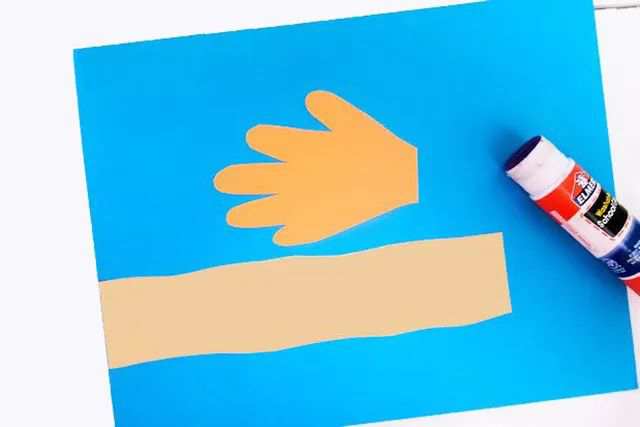 手印画手工制作：拼贴画树上的小鸟(步骤图解)