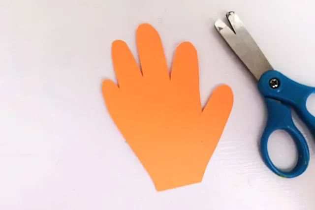 手印画手工制作：拼贴画树上的小鸟(步骤图解)