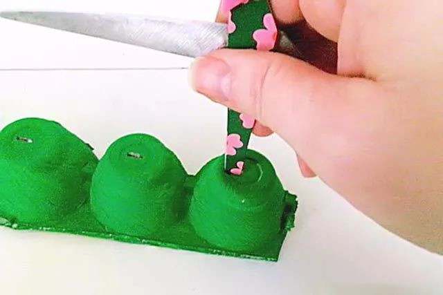环保手工小制作：鸡蛋托废物利用制作花盆