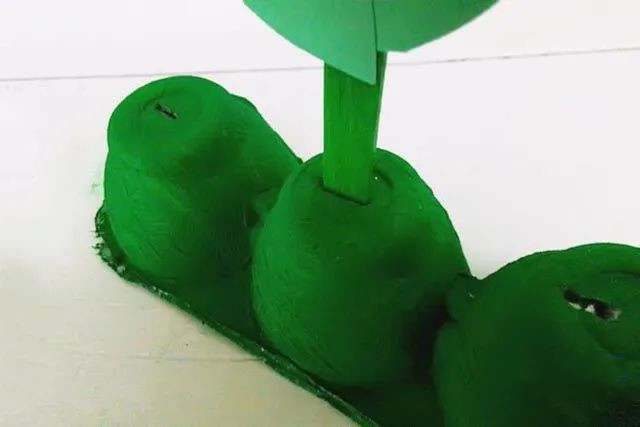 环保手工小制作：鸡蛋托废物利用制作花盆