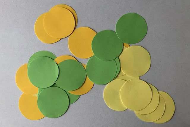 旧报纸粘贴画手工制作三维立体白桦树