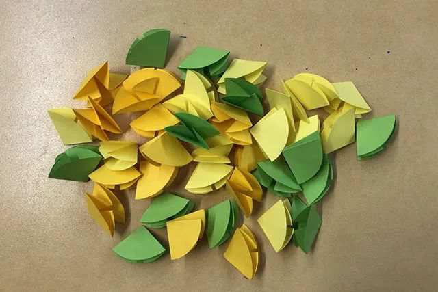 旧报纸粘贴画手工制作三维立体白桦树