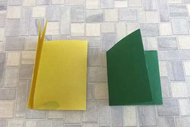 旧报纸粘贴画手工制作三维立体白桦树