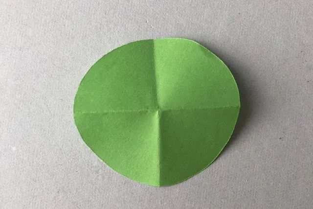 旧报纸粘贴画手工制作三维立体白桦树