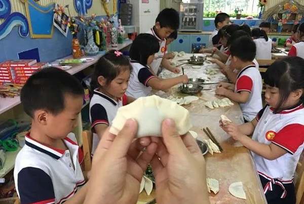 幼儿园大班综合活动教案《小鬼当家》