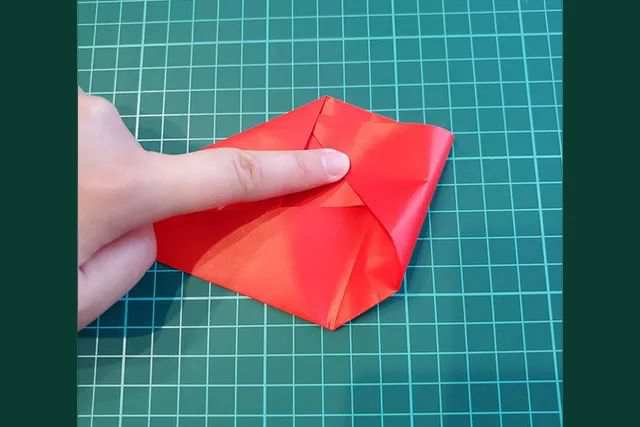 折纸立体玫瑰锻炼小朋友的手工动手能力