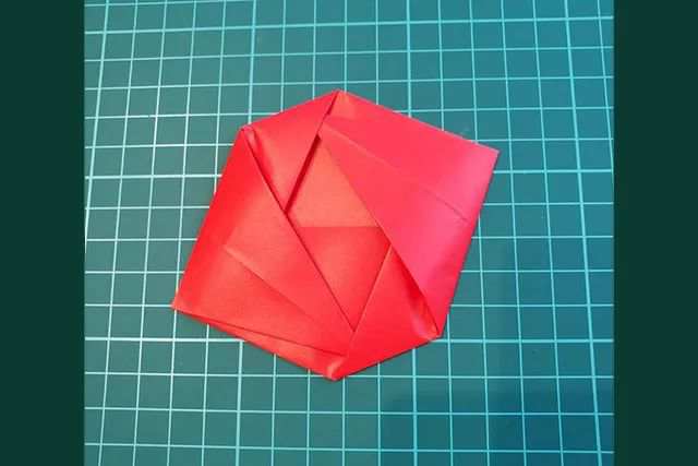 折纸立体玫瑰锻炼小朋友的手工动手能力