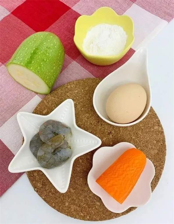 宝宝辅食食谱：西葫芦鲜蔬虾饼