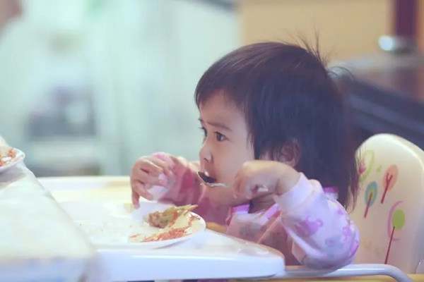 宝宝几岁开始自己吃饭