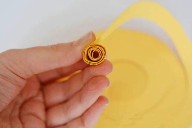 自制母亲节小礼物：手工制作纸玫瑰花束(步骤图解)