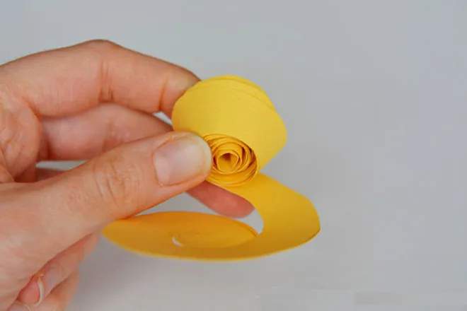 自制母亲节小礼物：手工制作纸玫瑰花束(步骤图解)