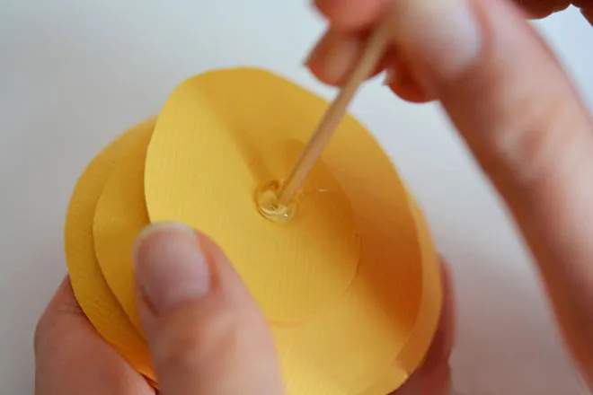 自制母亲节小礼物：手工制作纸玫瑰花束(步骤图解)