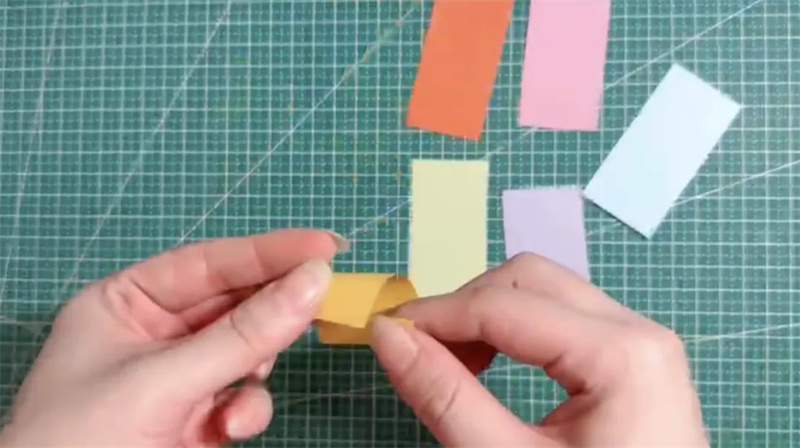 手工制作五彩缤纷的会动的毛毛虫