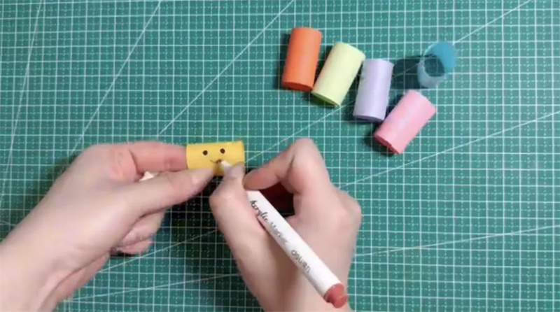 手工制作五彩缤纷的会动的毛毛虫