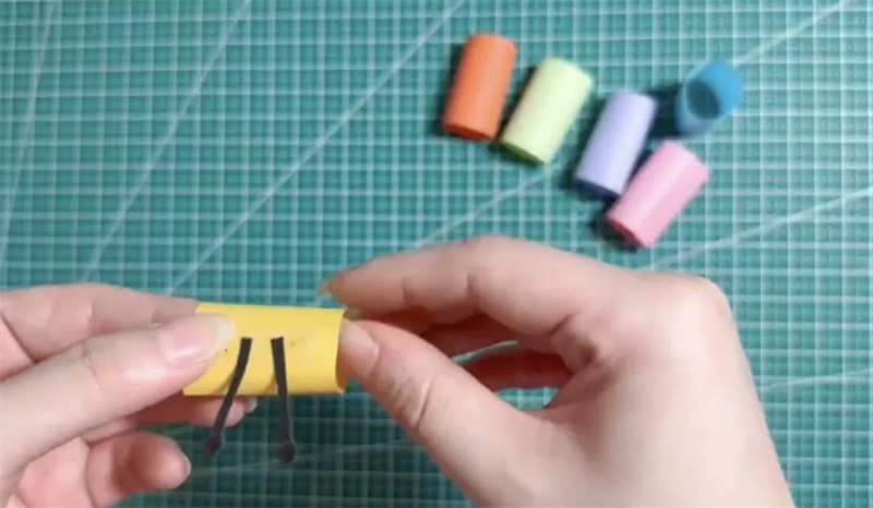 手工制作五彩缤纷的会动的毛毛虫